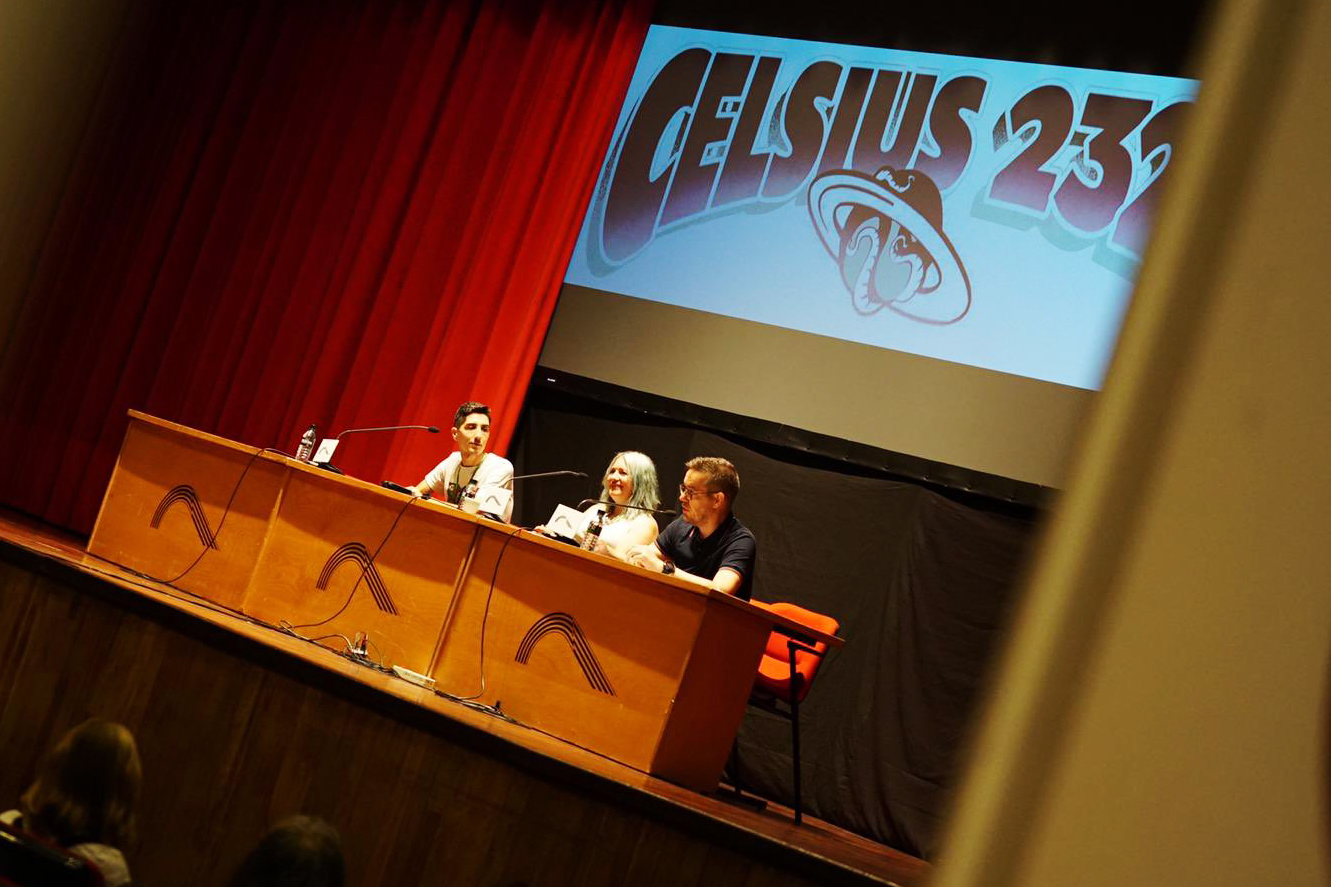 Lauren Beukes talking in a panel discussion at Celsius 232 in Avilés, Spain